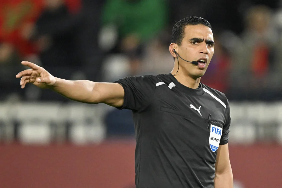  تعيين الحكم المغربي جلال جيد لإدارة مباراة ترتيب "الكان" بين نيجيريا ومصر 