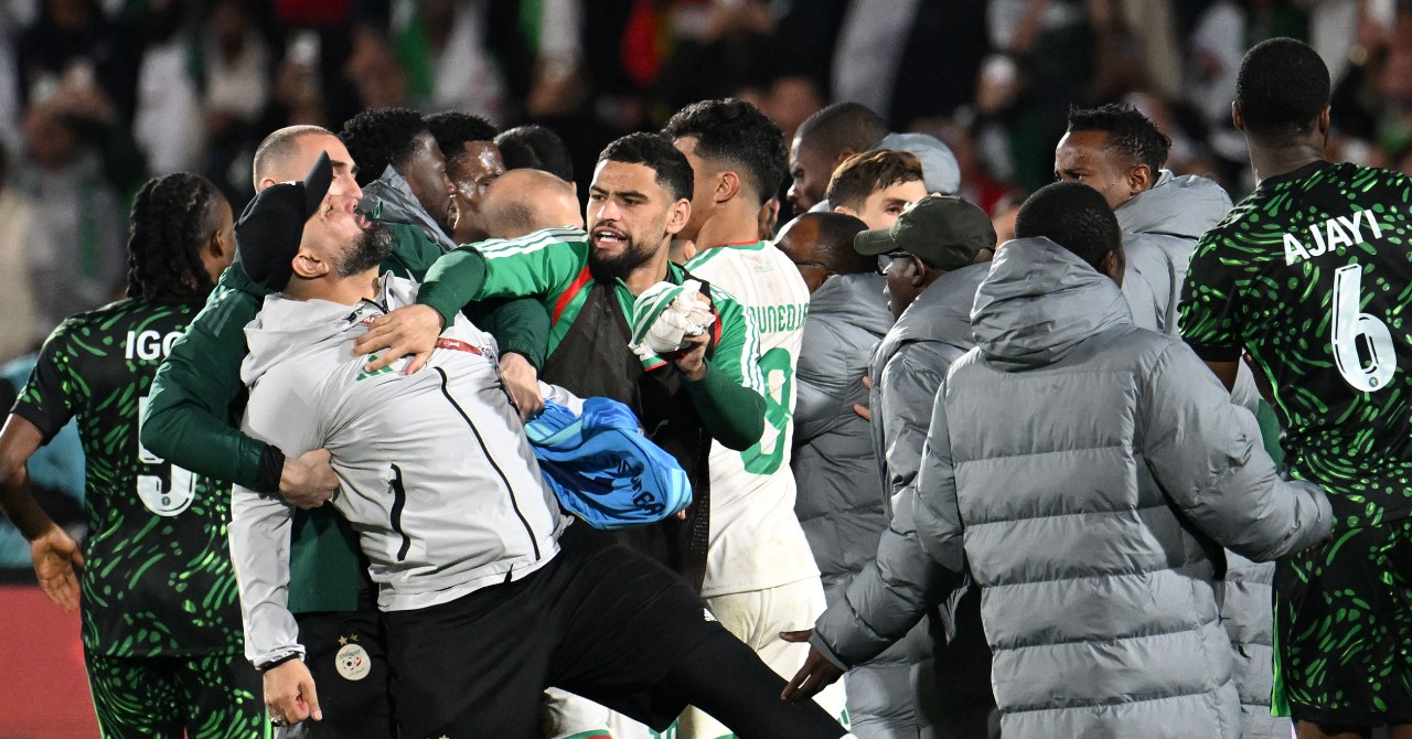 "الكاف" توقف العديد من لاعبي المنتخب الجزائري وتفرض عقوبات مالية ثقيلة على الاتحادية اثر أحداث مباراة نيجيريا في "الكان"