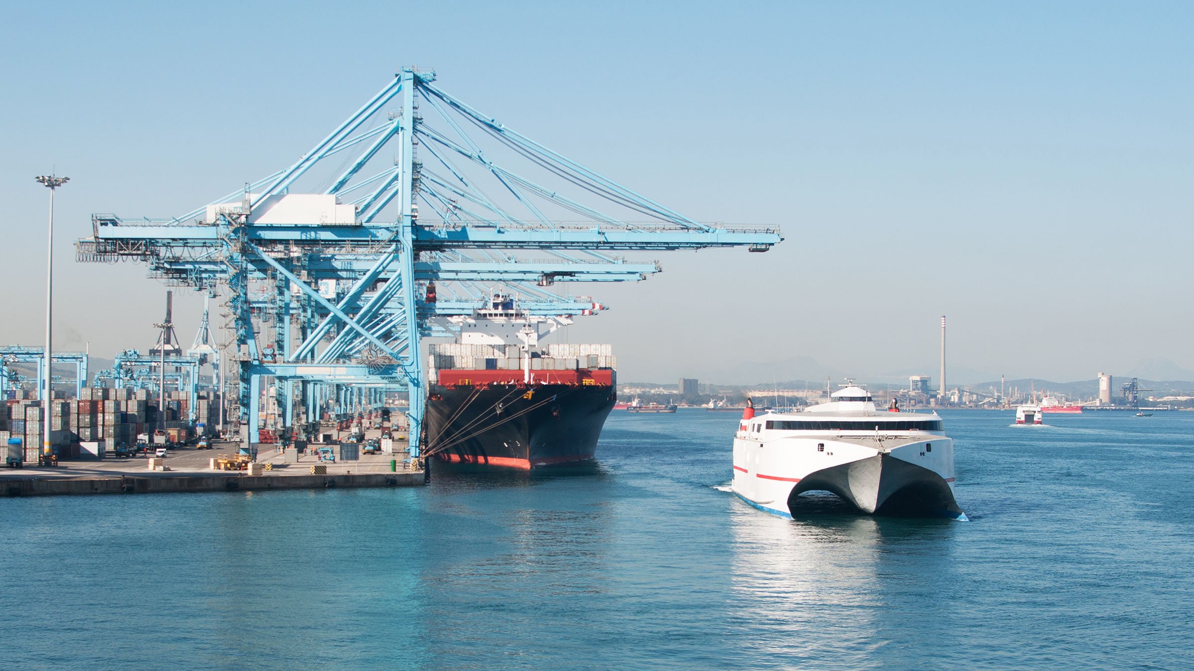 ميناء الجزيرة الخضراء يعلن عودة الرحلات البحرية نحو طنجة بشكل جزئي