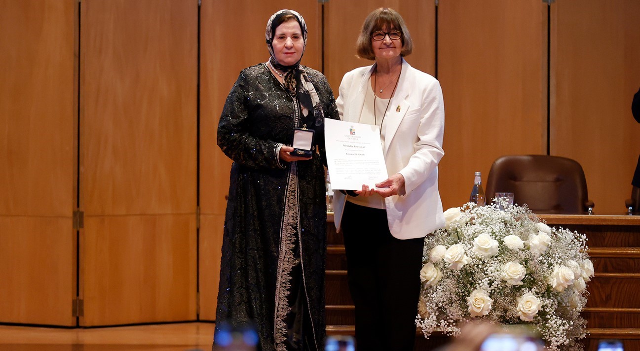  توشيح السفير المغربية كنزة الغالي بوسام رئاسة جامعة التشيلي 