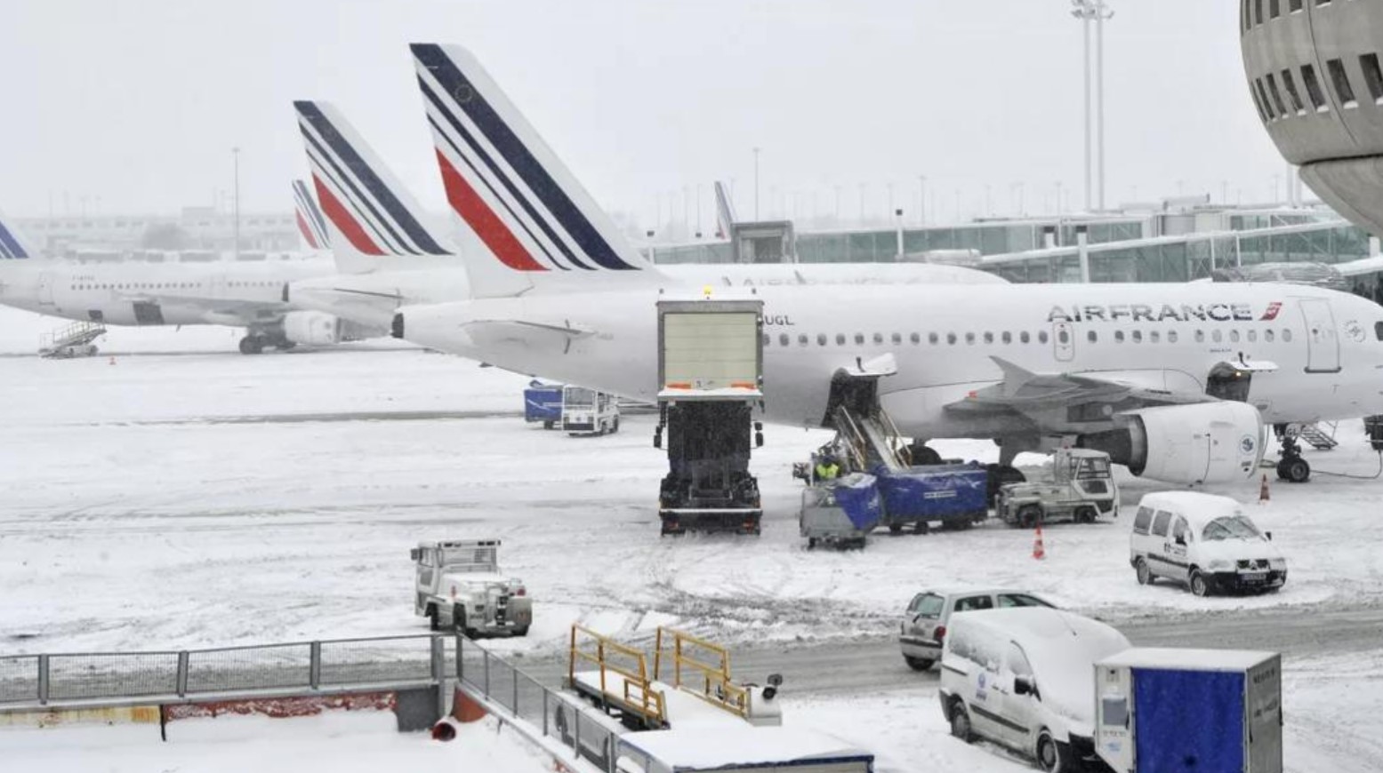  إلغاء 140 رحلة جوية في باريس بسبب الثلوج 