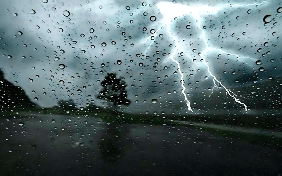 نشرة إنذارية: أمطار قوية ورياح عاصفية يومي الجمعة والسبت