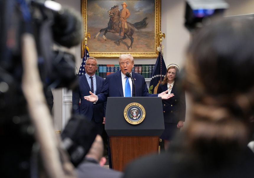  ترامب يفرض رسوما جمركية جديدة على دول أوروبية إلى حين "البيع الكامل لغرينلاند" 