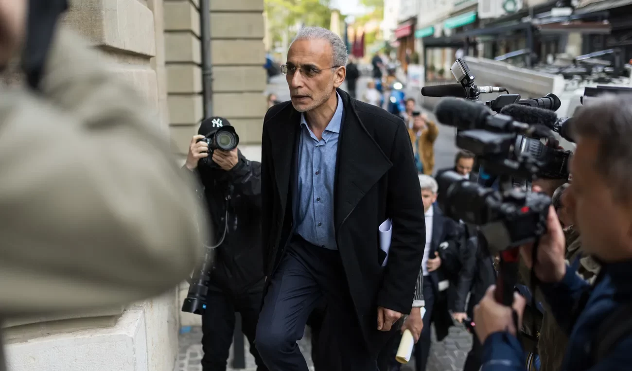 القضاء الفرنسي يحكم على طارق رمضان بالسجن 18 عاما غيابيا مع مذكرة توقيف دولية