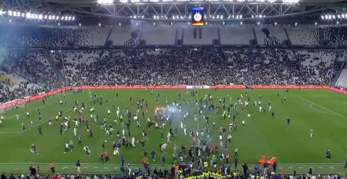 اقتحام الجماهير الجزائري لأرضية ملعب 