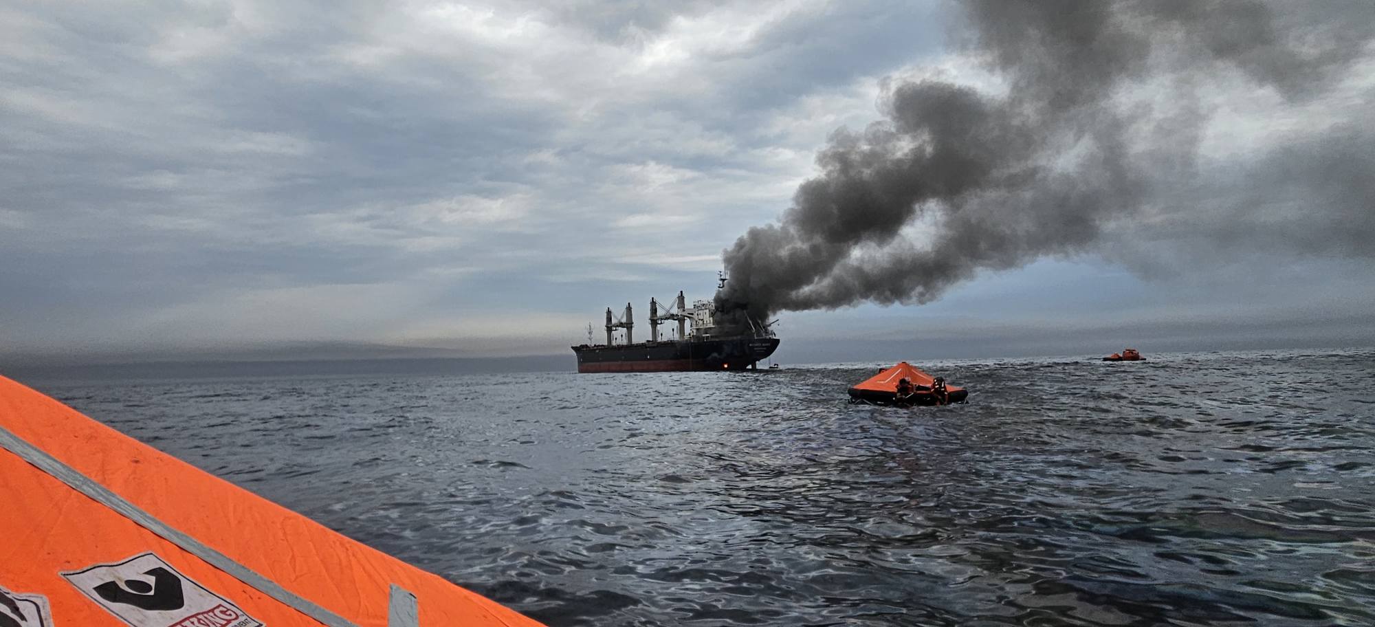 إيران تقصف ناقلة نفط قبالة دبي بعد تهديدات ترامب