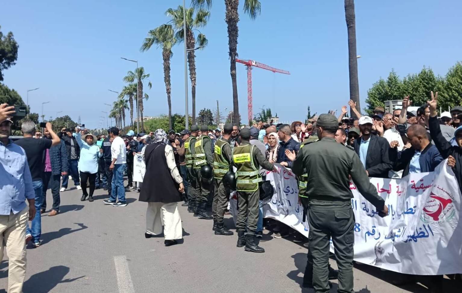 عمال الجماعات الترابية يصعدون ميدانيا عبر وقفة احتجاجية بالعاصمة الرباط