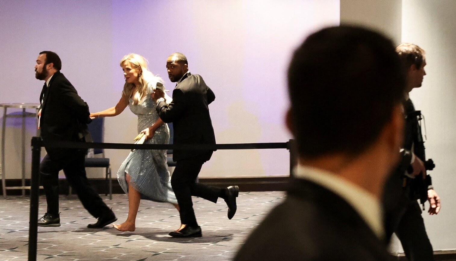 إجلاء ترامب من حفل عشاء مراسلي البيت الأبيض.. ومعطيات عن تحييد مُطلق لِلنار أراد اقتحام الحفل