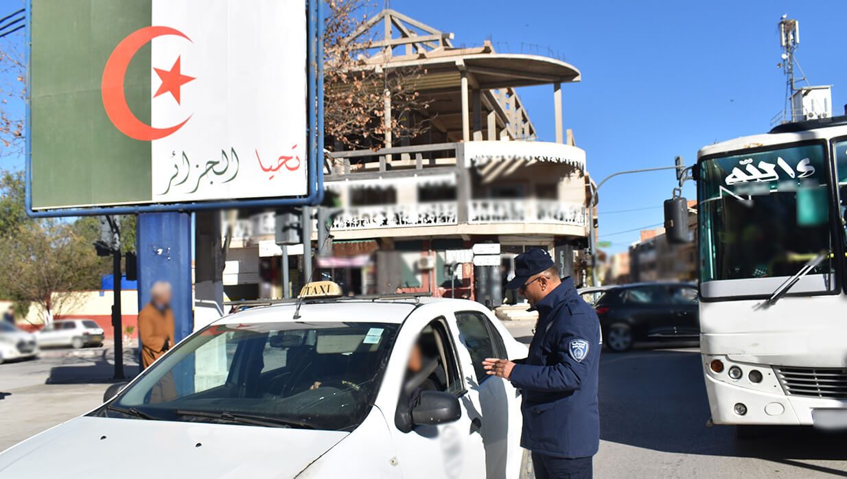 في ظل تكتم رسمي.. استنفار أمني في الجزائر عقب تفجيرات البليدة.. وملاحقة 