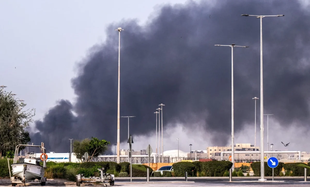 الإمارات تسيطر على حريق مصنع للبتروكيماويات وإيران تعلن مسؤوليتها عنه