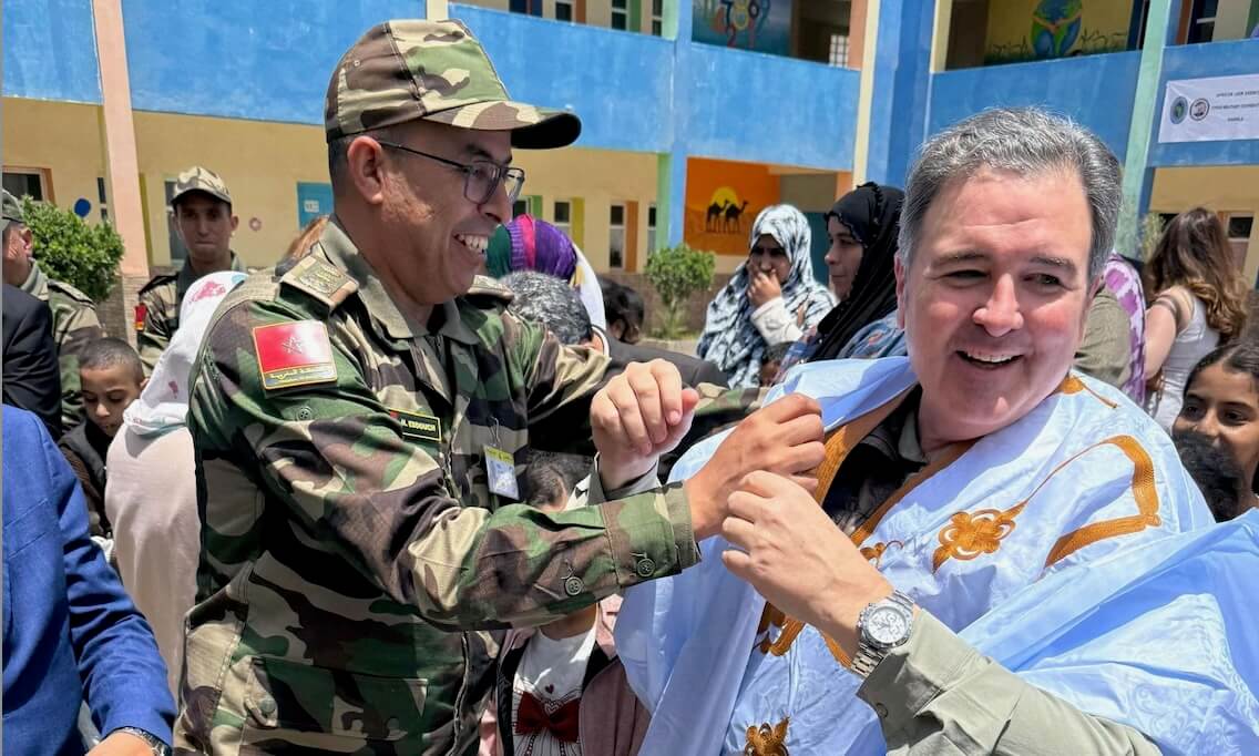 السفير الأمريكي في الرباط ينشر صوره في الداخلة ويعلق عليها: رحلة إلى مدينة لا تُنسى في ذكرى احتفالنا مع المغرب بما يقارب 250 عامًا من الصداقة