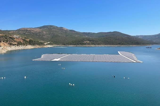 دراسة تكشف قدرة الألواح الشمسية العائمة على تلبية جزء كبير من حاجيات المغرب الطاقية