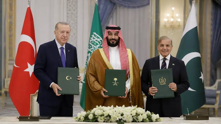 ثلاث قوى إسلامية توقع اتفاقية دفاع مشترك.. السعودية وتركيا وباكستان تعيدان رسم موازين القوة في المنطقة